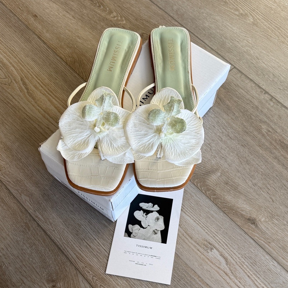 Tissium White/Green Orchid Flat Sandal